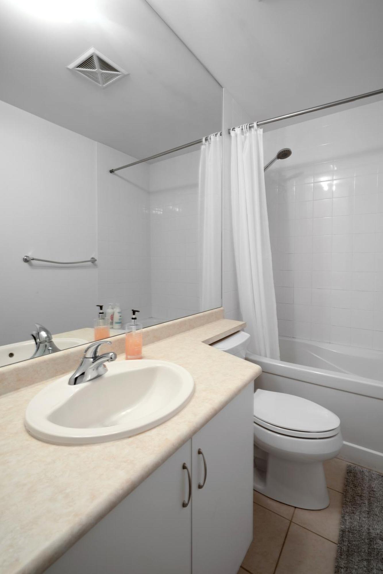 Downtown Toronto 1 Bdrm Condo With Parking And Views Εξωτερικό φωτογραφία