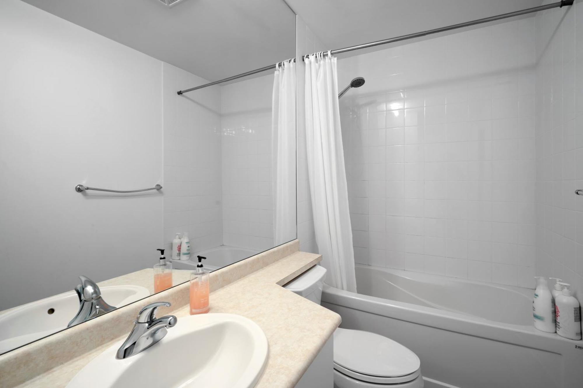 Downtown Toronto 1 Bdrm Condo With Parking And Views Εξωτερικό φωτογραφία